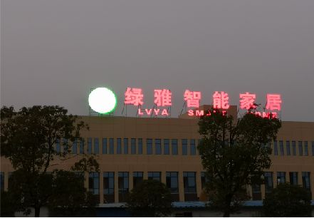  石狮楼顶冲孔发光字是怎么安装的?