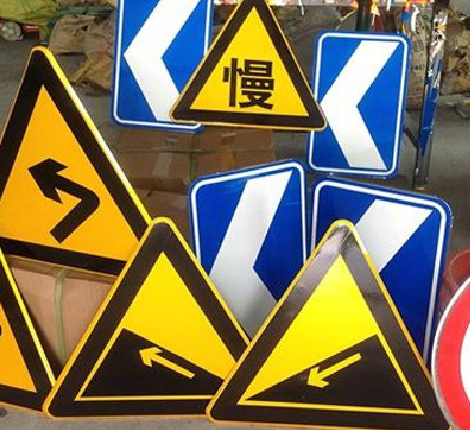  石狮标识标牌中颜色的确定是很重要的。